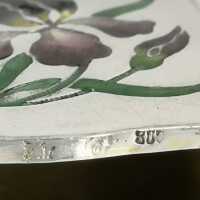 Jugendstil Pillendose in Silber mit Iris Motiv in Emaillemalerei
