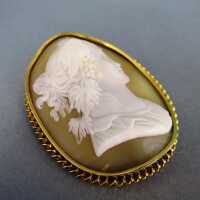 Antike ovale Brosche mit Muschelkamee in Silber vergoldet