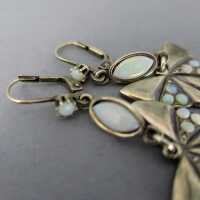 Lange florale Ohrringe mit Opalen in Silber