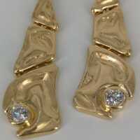 Meisterlich gefertigte lange Ohrringe in Gold und zwei Brillanten von ca 1 ct