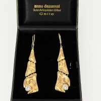 Meisterlich gefertigte lange Ohrringe in Gold und zwei Brillanten von ca 1 ct