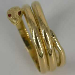 Extraordinary ladies snake ring in gold set with enamel