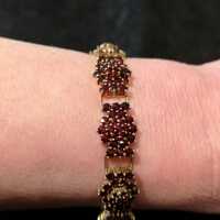 Schönes Damen Armband mit tiefroten böhmischen Granatsteinen