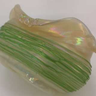 Ovale Jugendstil Schale mit gewelltem Rand aus irisierendem Glas mit Fadendekor