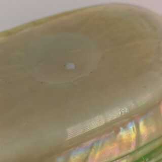 Ovale Jugendstil Schale mit gewelltem Rand aus irisierendem Glas mit Fadendekor