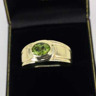 Magnificent handmade band ring in gold with peridot