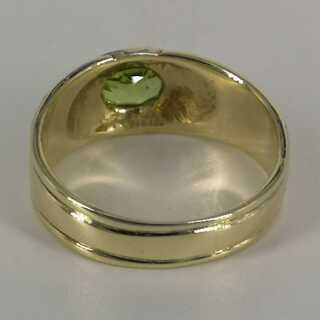 Magnificent handmade band ring in gold with peridot