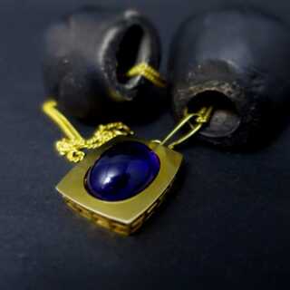 Pendant in gold with large amethyst cabochon and chain Modernism Design