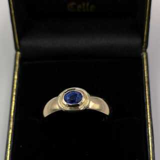 Beautiful ladies ring in gold with a magnificent sapphire
