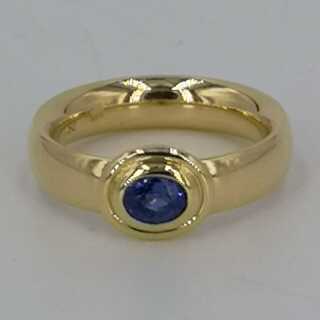 Beautiful ladies ring in gold with a magnificent sapphire