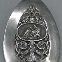 Antiker Pastetenheber in Silber mit mythologischer Darstellung aus dem Olymp
