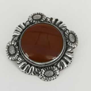 Art nouveau brooch in silver with daisies design and carnelian