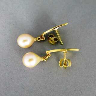 Stud earrings in gold with pearl, diamond and enamel