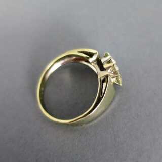 Schöner Damen Band Ring mit Diamanten in Weißgold mit frischem Design