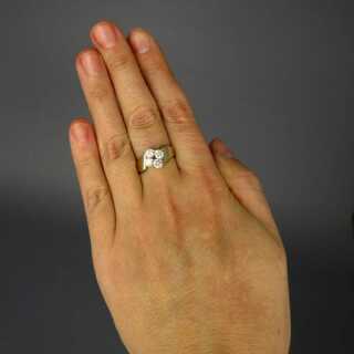 Schöner Damen Band Ring mit Diamanten in Weißgold mit frischem Design